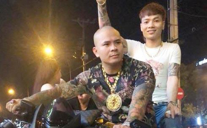 Theo cảnh sát, Quang thường quy tụ nhiều thanh niên cộm cán ngoại tỉnh về nhà riêng ở quận Cầu Giấy, Hà Nội, để hoạt động cho vay nặng lãi, đòi nợ thuê. Người này có quan hệ thân thiết với Khá "Bảnh", Huấn "Hoa Hồng", Dũng "Trọc".