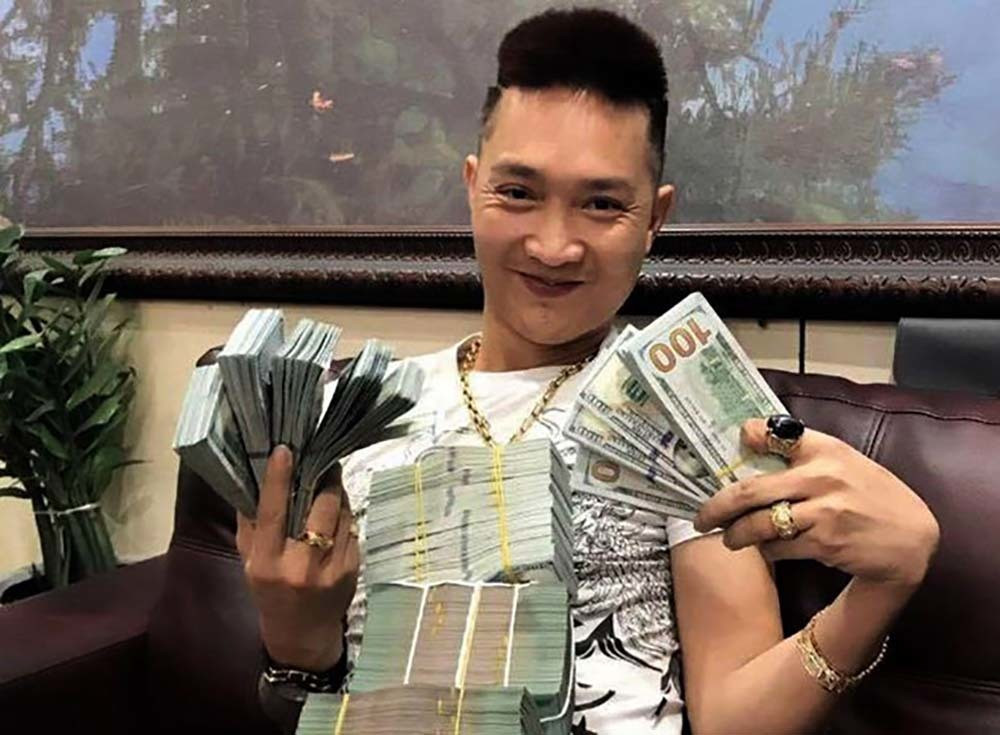 Một giang hồ khác mới đây cũng "biến mất" trên mạng xã hội là Huấn Hoa Hồng, tức Bùi Xuân Huấn sinh năm 1984 quê Yên Bái. Nhân vật này được mọi người biết đến từ năm 2015, nhờ những hình ảnh, video ăn chơi, khoe của và trở thành một hiện tượng mạng. Trên mạng xã hội và YouTube của Huấn Hoa Hồng thu hút 1 lượng lớn (khoảng gần 350.000 người theo dõi). Thông tin Huấn Hoa Hồng bị Công an TP.HCM đưa vào trại cai nghiện hồi đầu tháng 9 vừa qua khiến mạng xã hội xôn xao. Cuối cùng, sau nhiều năm nhởn nhơ, gã giang hồ mạng đã tạm thời phải gác kiếm và khoá toàn bộ các tài khoản cá nhân.