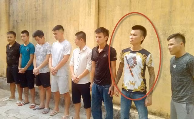 Nguyễn Sỹ Cầu là một nhân vật khá nổi tiếng trên mạng xã hội với cái tên "Long 9 ngón" (do ngón trỏ bàn tay phải không còn nguyên vẹn) và có 3 tiền án.“Long 9 ngón” sở hữu kênh Youtube và thường xuyên đăng video livestream có nội dung rao giảng "đạo lý giang hồ nhảm", hoặc chửi bới, khiêu chiến với các giang hồ mạng khác nhằm câu view, trong đó có cả đàn em của Khá bảnh.