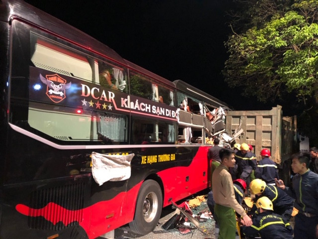 Xe tải mang biển kiểm soát 36C-016.99 do Nguyễn Văn Khiêm (sinh năm 1989 trú xã Quảng Lĩnh, huyện Quảng Xương, tỉnh Thanh Hóa) điều khiển. Cú va chạm mạnh khiến xe khách bị biến dạng, 3 hành khách bị mắc kẹt không thể ra ngoài.