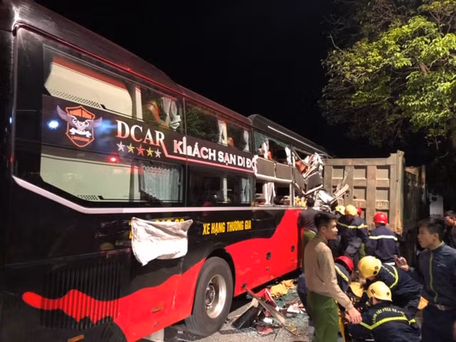 Xe tải mang biển kiểm soát 36C-016.99 do Nguyễn Văn Khiêm (sinh năm 1989 trú xã Quảng Lĩnh, huyện Quảng Xương, tỉnh Thanh Hóa) điều khiển. Cú va chạm mạnh khiến xe khách bị biến dạng, 3 hành khách bị mắc kẹt không thể ra ngoài.