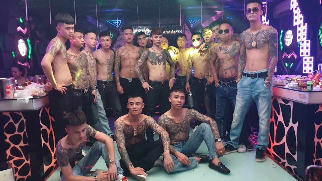 Hàng ngày, người chơi lô đề và các "chân rết" của đường dây sẽ liên hệ qua điện thoại di động hoặc tài khoản mạng xã hội của Khá Bảnh để giao dịch số lô, đề.