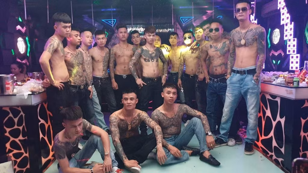 Hàng ngày, người chơi lô đề và các "chân rết" của đường dây sẽ liên hệ qua điện thoại di động hoặc tài khoản mạng xã hội của Khá Bảnh để giao dịch số lô, đề.