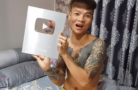 Khá "bảnh" được nhiều người biết đến khi làm Youtube với những hình ảnh bạo lực.