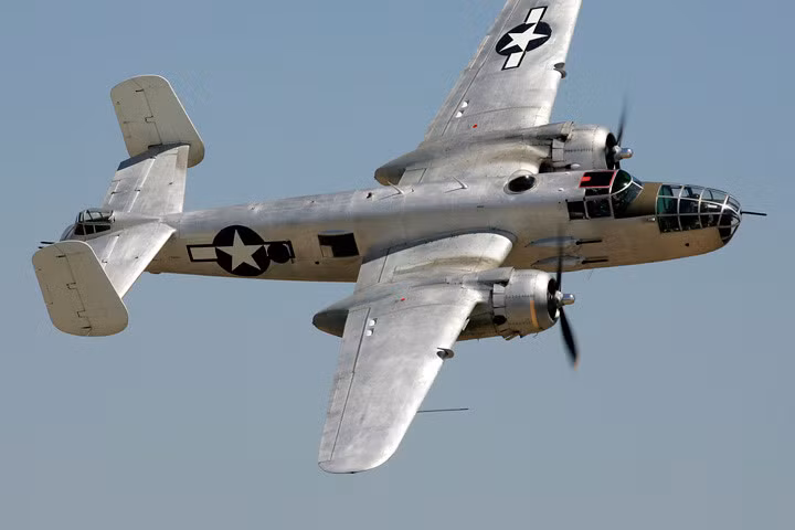 Chiếc oanh tạc cơ B-25 từng là xương sống của Không quân Mỹ thời Thế chiến 2. Khi đó không quân vẫn là một bộ phận trực thuộc lục quân Mỹ.