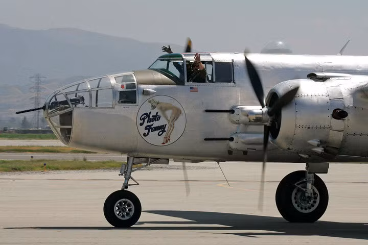 Chiếc máy bay trong ảnh là phiên bản B-25J.