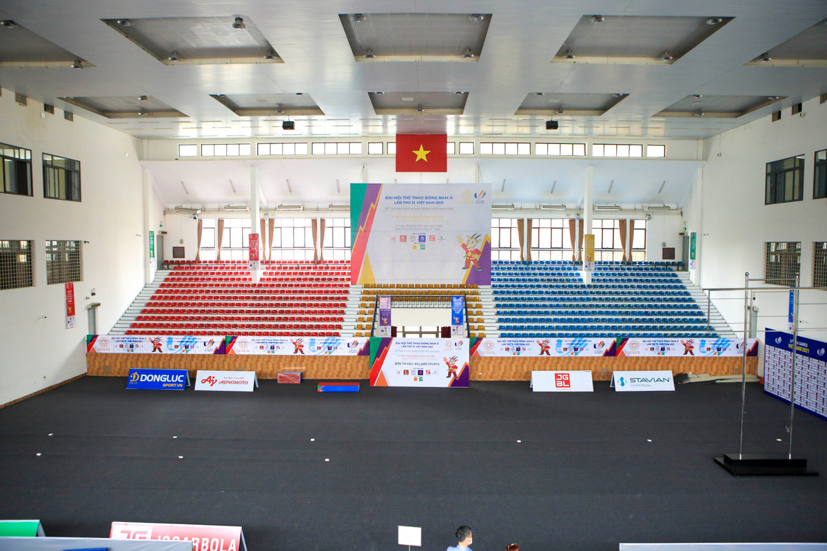 Lãnh đạo nhà thi đấu quận Hà Đông cho biết: “Vừa quan dịch bệnh cũng đã ảnh hưởng rất nhiều với công tác chuẩn bị, đáng lẽ ra là hoàn thành từ trước Tết nhưng do dịch nên đến hôm nay mới cơ bản hoàn thành. Cơ bản chúng tôi đã lắp đặt hoàn thiện xong, gần đến ngày diễn ra SEA Games 31 sẽ vệ sinh lại toàn bộ cơ sở vật chất.” 