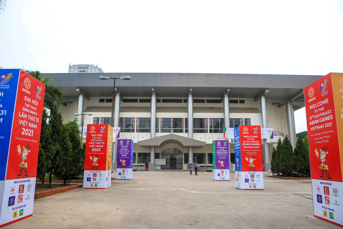 Tại nhà thi đấu Hà Đông, mọi công tác chuẩn bị cho SEA Games cũng đã cơ bản hoàn thành, các Pano áp phích được trang hoàng ngay từ cổng vào. 