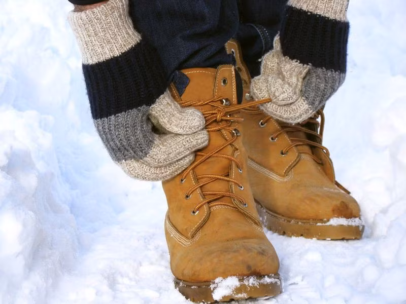 Bỏng lạnh: Bỏng lạnh là một dạng tổn thương do tiếp xúc với môi trường quá lạnh. Môi trường quá lạnh làm teo các mạch máu, giảm tuần hoàn máu. Bộ phận bị bỏng lạnh sẽ có cảm giác tê hoặc nhói.