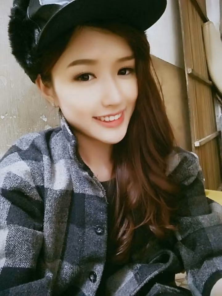 Đặng Phạm Phương Chi sinh năm 1994, quê gốc Nghệ An. Trước khi nổi tiếng, cô nàng từng làm kinh doanh và làm người mẫu ảnh tại TP Hồ Chí Minh. Phương Chi đã tham gia khá nhiều cuộc thi người đẹp và dành được ngôi vị cao. Năm 2014, mỹ nhân xứ Nghệ đã từng đạt danh hiệu Miss Dạ hội tại cuộc thi Hoa khôi sinh viên 2014.