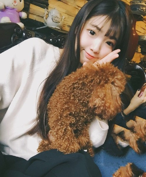 Từng theo học tại Đại học Nghệ thuật Đại Liên, hiện cô giáo xinh đẹp đang thực tập để có thể đứng trên bục giảng. Sinh năm 1994 nhưng không ai nghĩ Thập Yêu Tương đã 22 tuổi vì khuôn mặt quá đỗi trẻ con và gu ăn mặc khá teen.