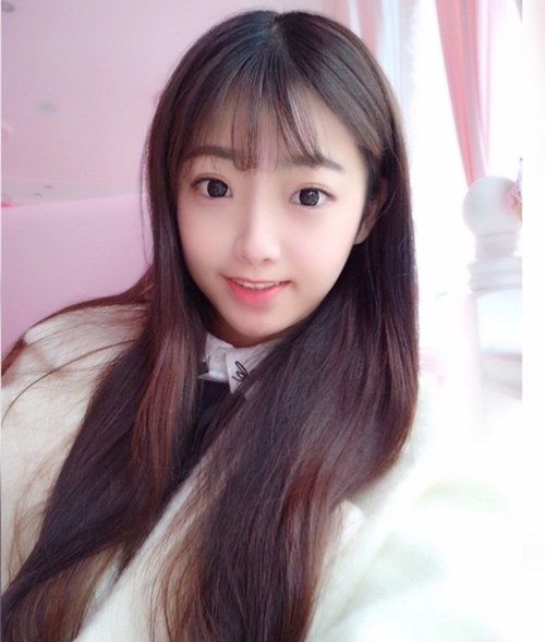 Yêu thích thời trang, Thập Yêu Tương cũng rất chăm chỉ trong việc chăm sóc sắc đẹp. Cô nàng thường xuyên dưỡng và trang điểm cẩn thận trước khi ra ngoài.