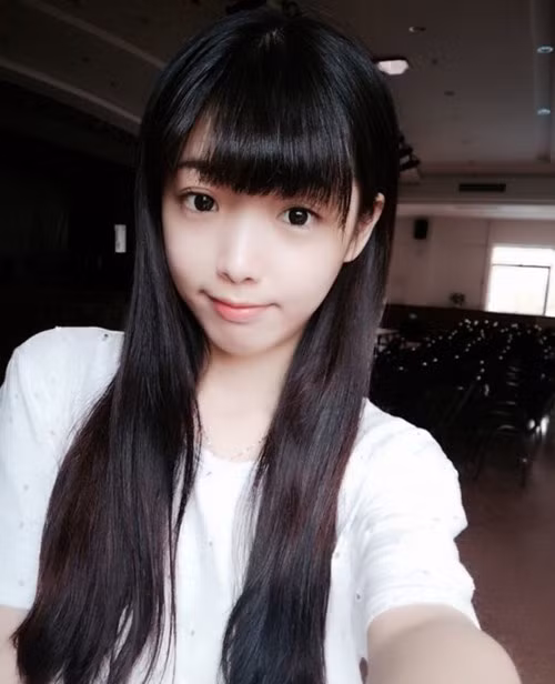 Thường theo phong cách trang điểm nhẹ nhàng và gu ăn mặc thời trang, Thập Yêu Tương luôn xuất hiện với hình ảnh của hot girl 9X dịu dàng, nữ tính.