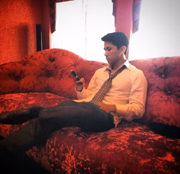 Thông tin mà các fan hâm mộ nữ thích thú nhất đó là Hoàng tử Abdul Mateen vẫn độc thân. Hiện nay trang cá nhân của Hoàng tử Abdul Mateen đã có gần 2000 lượt theo dõi, phần đông là nữ giới.