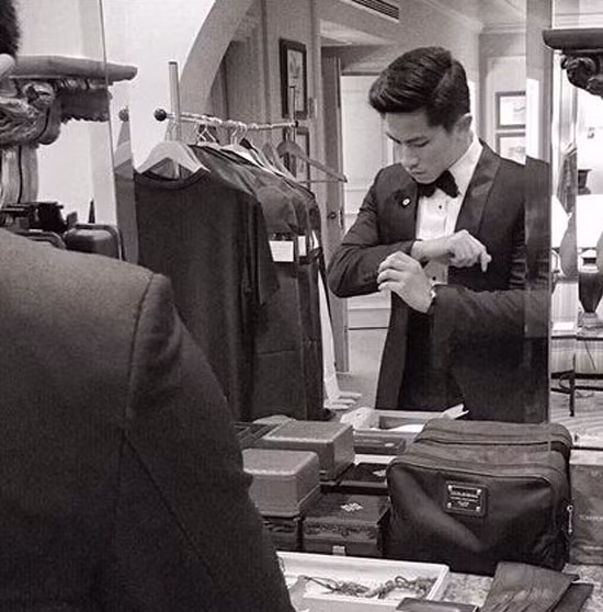 Chàng Hoàng tử Abdul Mateen thích đua ngựa, chơi golf và đam mê sưu tập xế sang. Tủ đồ của Abdul Mateen là niềm ao ước của rất nhiều đấng mày râu.