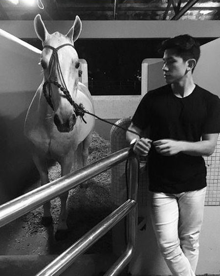 Thường xuyên chia sẻ những bức ảnh xung quanh cuộc sống cá nhân, Abdul Mateen được mọi người đánh giá là khá hòa đồng và thân thiện, chứ không hề mang phong thái Hoàng gia.