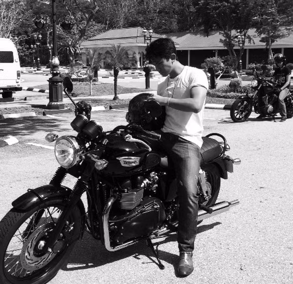 Thời gian trước, cộng đồng mạng chưa biết đến nhiều về tên tuổi của Hoàng tử Abdul Mateen. Sau đám cưới xa hoa của Hoàng tử Út vào năm ngoái, gia thế giàu có của gia tộc Hoàng Gia được tìm hiểu thì cộng đồng mạng mới "khai quật" được chàng "soái ca" 9X vô cùng đẹp trai này.