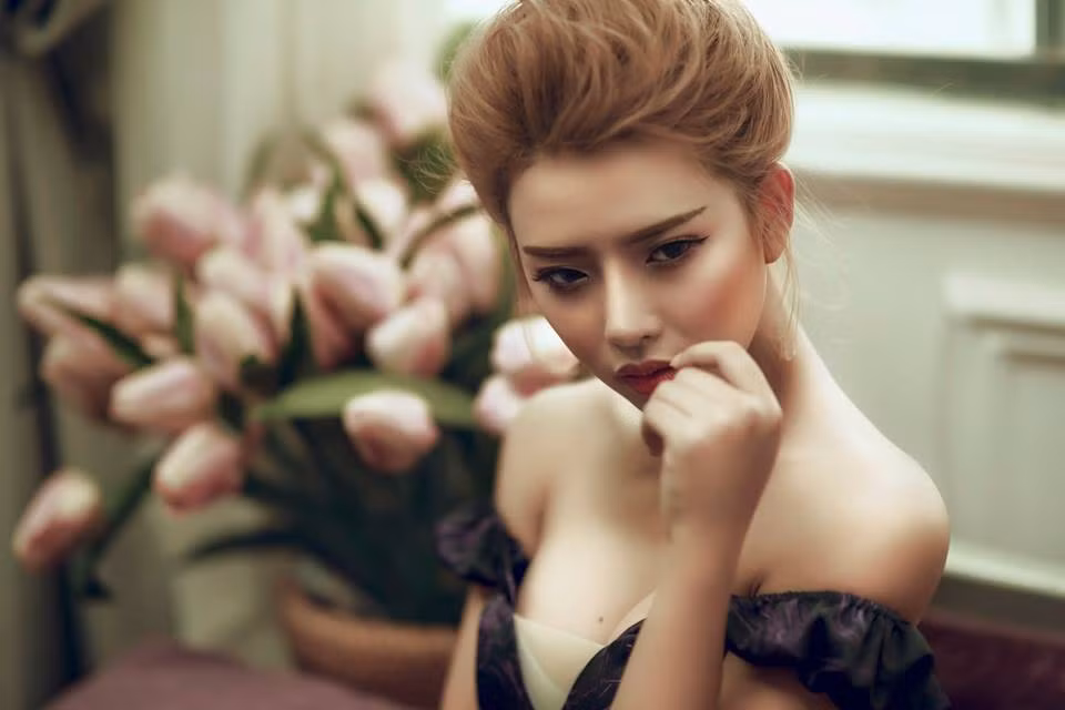 Theo tìm hiểu, hot girl bán hot dog xinh đẹp tên thật là Huỳnh Khánh Vy, sinh năm 1994, từng theo học chuyên ngành mầm non, trường Cao đẳng Sư phạm Trung ương 2 Nha Trang. Huỳnh Khánh Vy vốn là một trong những hot girl khá nổi của thành phố biển xinh đẹp Nha Trang.