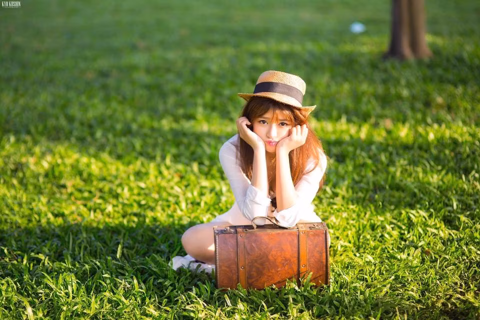 Nhiều cư dân mạng cho rằng chuyện tình của Khánh Vy với Phan Mạnh Quỳnh có thể tạo ra lợi ích rất lớn cho công việc kinh doanh, bán hàng trên mạng của Khánh Vy. Tuy nhiên, những người thân thiết với Khánh Vy lại khẳng định cô hot girl Nha Trang này vốn đã có sức hút từ trước nên việc "dựa hơi' Phan Mạnh Quỳnh để nổi tiếng chỉ là lời đồn đoán, phán xét chủ quan.