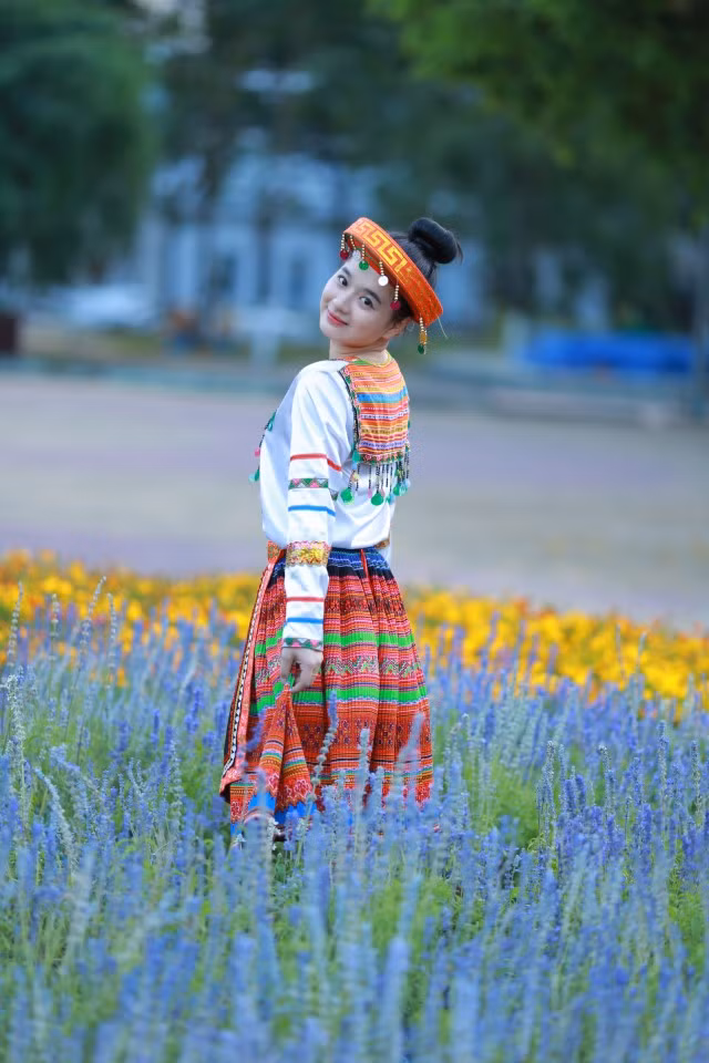 Là người Kinh gốc nhưng khi hóa thân vào trang phục của cô gái H'Mông, Thương Huyền lại nghiễm nhiên được bao người công nhận là thiếu nữ H'Mông thực sự.