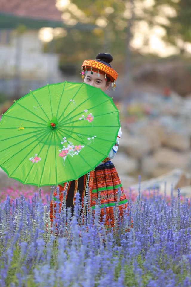 Chủ nhân của bộ ảnh cô gái H'Mông "đi lạc giữa vườn hoa thơ mộng" chính là cô nàng 9X Nguyễn Phương Huyền. Hiện Phương Huyền đang sống tại Đồng Nai.