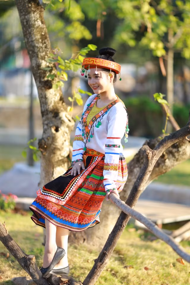 Xuân về đất trời khoe sắc, vạn vật sinh sôi căng tràn nhựa sống. Hình ảnh thiếu nữ H'Mông e thẹn trong chiếc váy thổ cẩm vô tình "cướp" đi bao trái tim của các chàng trai trẻ. Cảnh sắc thiên nhiên tươi đẹp càng tôn lên nét thanh tú của cô gái người dân tộc.