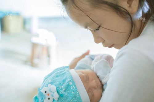 Ở Vân Nam thuộc biên giới phía Tây Nam Trung Quốc, tình trạng tảo hôn của trẻ em ở những vùng xa xôi hẻo lánh này vẫn tiếp diễn nhiều đời nay. Chỉ trong một làng mà có rất nhiều cô bé mặt non choẹt đã trở thành “mẹ trẻ con”.