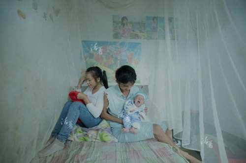 Các phóng viên, nhà báo địa phương đã từng có nhiều bài viết, bộ ảnh mô tả chân thực cuộc sống khó khăn của những cặp “vợ chồng nhí” này khiến dư luận phải suy ngẫm.