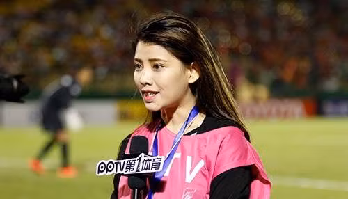 A Day Roi: Cong Vinh khien nu phong vien Trung Quoc me man