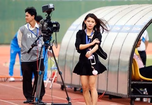  A Đây Rồi: Công Vinh khiến nữ phóng viên Trung Quốc xinh đẹp buộc phải tiết lộ thích anh khi cô tác nghiệp tại trận B.Bình Dương gặp Jiangsu Suning. Cô tên là Tang Yi Rong, 23 tuổi, hiện đang công tác tại kênh PPTV thuộc Đài truyền hình trung ươngTrung Quốc. Chiêm ngưỡng nhan sắc của nữ phóng viên này, nhiều khán giả đã gọi cô là "hot girl".