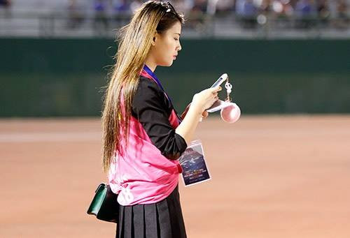 Dù được khá nhiều người quan tâm, chú ý nhưng hiện Tang Yi Rong vẫn tỏ ra rất khiêm tốn. Cô khá kiệm lời và chia sẻ rất ít thông tin cá nhân. Khán giả Việt, những người yêu mến cả hai đội bóng thể hiện xuất sắc trong trận đấu vừa qua bộc lộ rất muốn một ngày nào đó, Tang Yi Rong trở lại Việt Nam để tiếp tục làm việc, đưa tin bài về các trận đấu hay.