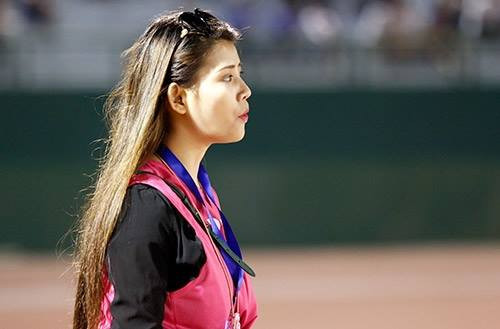 Sau trận đấu, khi được hỏi về cầu thủ gây ấn tượng nhất với mình, Tang Yi Rong đã lựa chọn Công Vinh và Moses của B. Bình Dương. Theo nữ phóng viên hot girl, đây là hai cầu thủ mà cô cho rằng đã chơi rất tốt, đặc biệt là trong hiệp một.