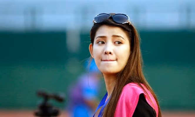 Với những chia sẻ của mình về trận đấu và cảm tình dành riêng cho Công Vinh, nữ phóng viên Trung Quốc xinh đẹp được nhiều vị đồng nghiệp ở Việt Nam đánh giá là có chuyên môn sâu. Dù là phụ nữ nhưng cô vẫn theo đuổi mảng thể thao, bóng đá, làm việc chuyên nghiệp và tỏ ra lăn xả không thua kém các đồng nghiệp nam.