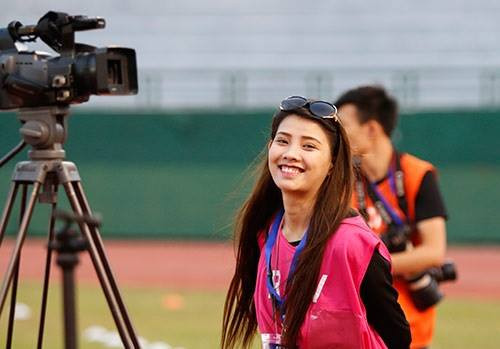 "Tôi nghe nói Công Vinh là cầu thủ số 1 Việt Nam, và hôm nay anh ấy đã chơi tốt. Các pha tấn công của Bình Dương đều tập trung ở cánh trái. Ngoài ra cầu thủ số 8 (Moses), thi đấu không thua kém gì Ramires", nữ phóng viên Trung Quốc chia sẻ với các bạn đồng nghiệp Việt Nam.