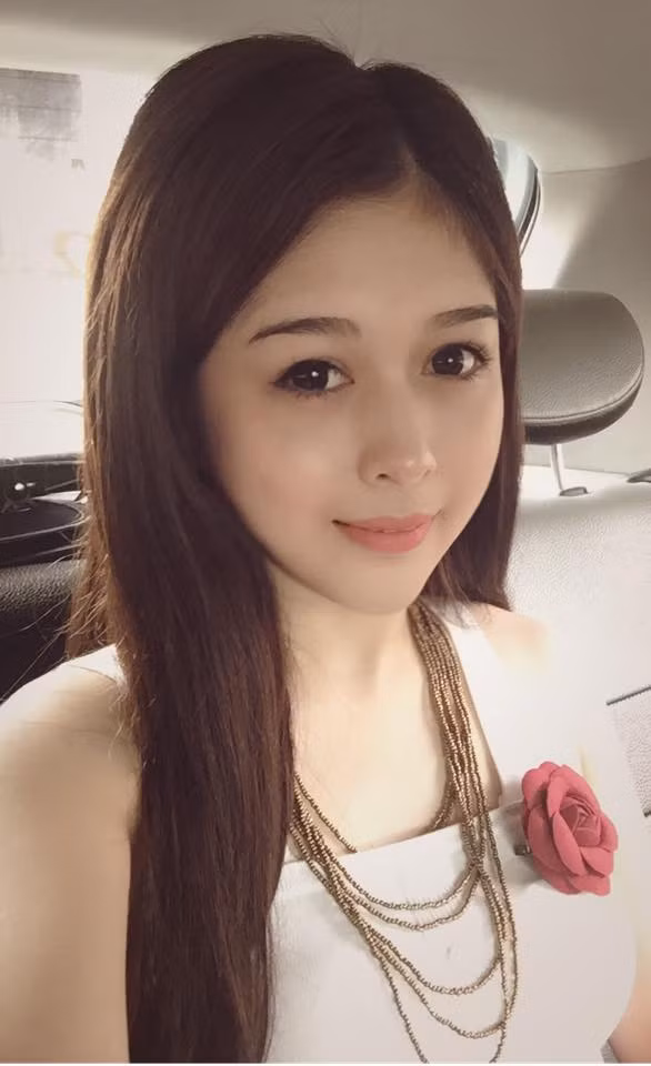 Ngoài ra, các bạn trẻ còn lùng sục trang cá nhân của Võ Thanh Hiền, hòng tìm ra những bức ảnh chứng minh đôi mắt của nữ MC đài Hà Nội này vốn dĩ đã không "đều". Những hành động soi moi, những nhận xét có phần thiếu lịch sự, thô thiển của một bộ phận dân mạng xoay quanh đời tư khiến Thanh Hiền thực sự cảm thấy khó chịu.