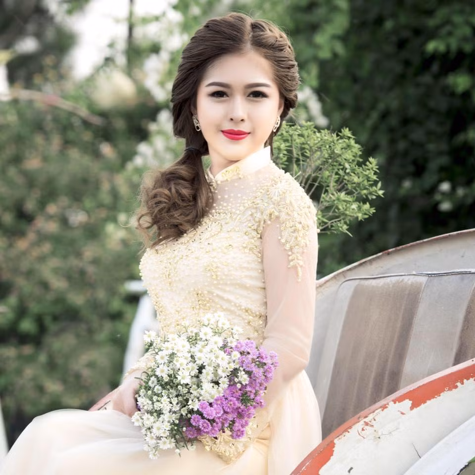 Trong nhiều bức ảnh chia sẻ trên trang cá nhân của mình, nữ MC trẻ tuổi trông vẫn rất xinh đẹp, cuốn hút.