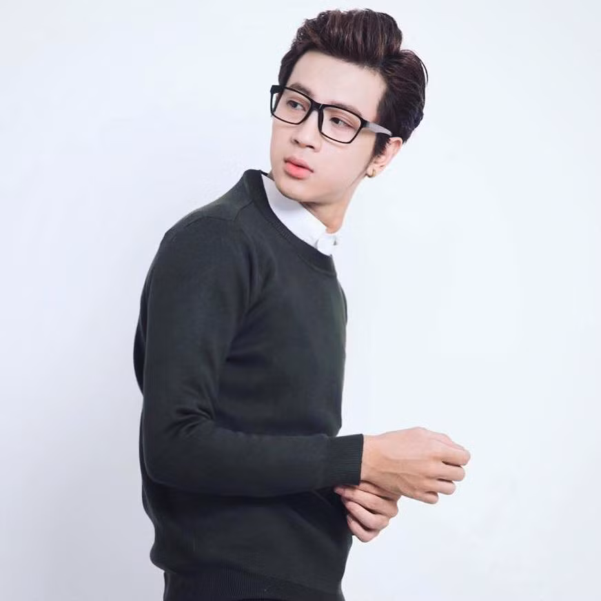 Chỉ bằng 1 thao tác tìm kiếm nhỏ, mọi người có thể dễ dàng tìm kiếm trang cá nhân của Phí Ngọc Hưng với biệt danh đáng yêu Ka Ichi. Hiện tại, facebook của Hưng đã có 91.996 người theo dõi. Bất cứ bức ảnh nào của chàng hot boy 9X được chia sẻ đều nhận được "cơn mưa" like của fan hâm mộ.