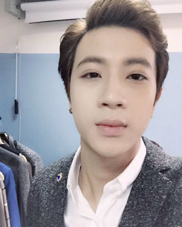 Luôn xuất hiện với phong cách thời trang giống các mỹ nam Hàn Quốc. Cộng với đó, khuôn mặt của Hưng cũng rất baby, trắng và mịn màng, khá nhiều lần Hưng bị hiểu lầm là các ca sỹ sao Hàn.