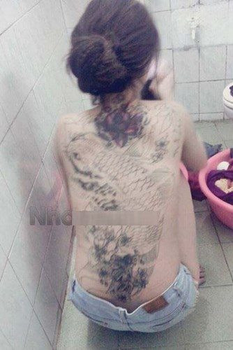 Cô gái táo bạo khoe trọn tấm lưng trần với hình xăm cá chép. Tuy nhiên, không ai điều tra được danh tính thực sự của cô.
