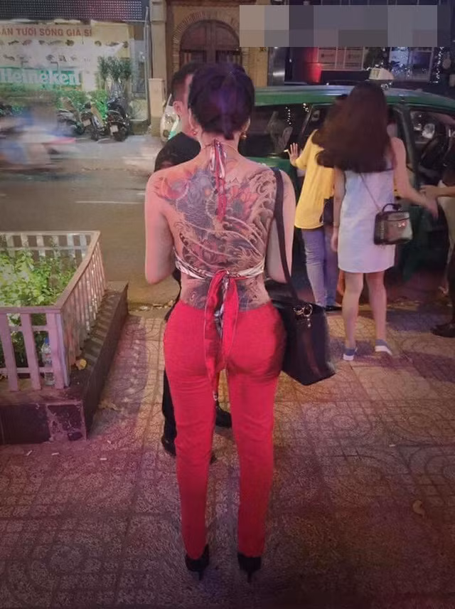 Tối ngày 20/2, cộng đồng mạng xôn xao chia sẻ bức ảnh người phụ nữ mặc mát mẻ, diện áo 2 dây khoe trọn tấm lưng rồng khiến nhiều người kiêng nể. Mọi người đều nóng lòng muốn biết thông tin và khuôn mặt thật của cô gái bí ẩn này. Tuy nhiên, đến thời điểm hiện tại vẫn chưa có bất kỳ thông tin nào của cô gái đó.