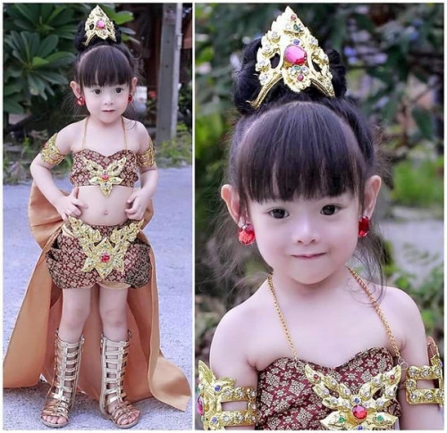 Biến tấu trong nhiều trang phục khác nhau, bé gái vẫn rất tự nhiên biểu lộ cảm xúc trong từng shoot ảnh. Chuyển mình từ phụ nữ Thái sang phụ nữ Trung và nhiều quốc gia khác nữa cô bé vẫn luôn giữ được thần thái xinh đẹp trên khuôn mặt.