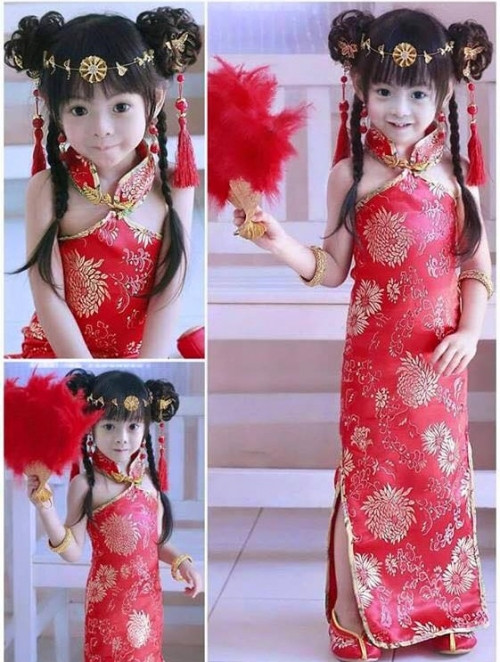 Đôi mắt to tròn đen láy, nước da trắng hồng cùng mái tóc dài thướt tha, cô nàng nhóc tỳ người Thái được dân mạng yêu mến đặt biệt danh là "tiểu mỹ nhân" hay "tiểu thiên thần".