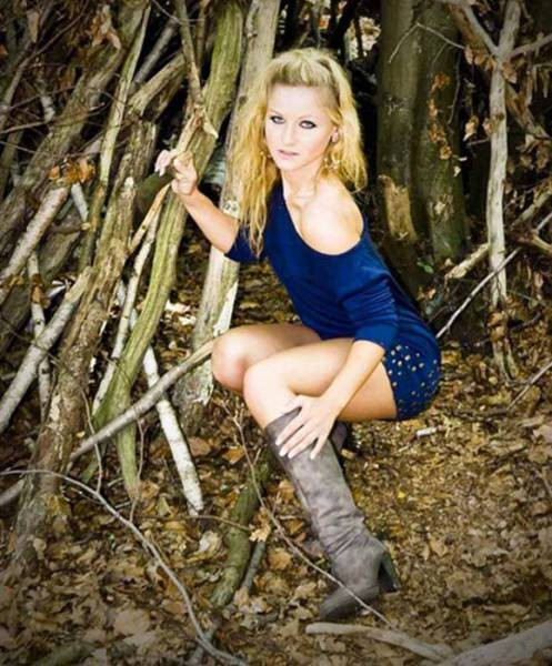 Ngoài việc lựa chọn các cách tạo dáng quá dị thì kiểu lựa chọn bối cảnh chụp, nơi làm nền tạo dáng cũng tạo ra sự khác biệt cho những sản phẩm ảnh cuối cùng. Với khung cảnh cây cối, bụi rậm lộn xộn như trên, việc cô người mẫu xuất hiện với chiếc váy xanh và kiểu ngồi xổm đã khiến bức ảnh trở nên cực kỳ khó hiểu, phản cảm.