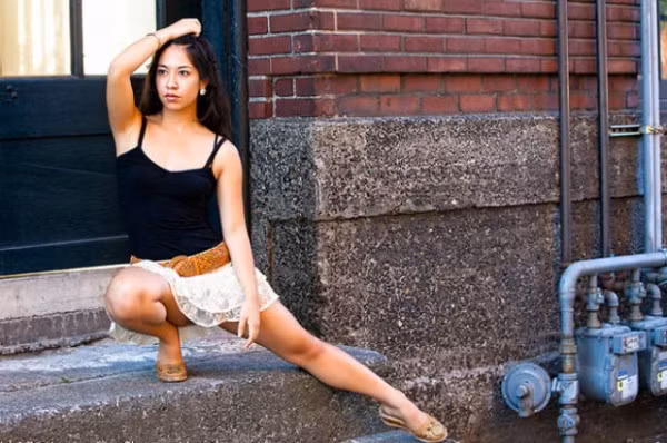 Với những người mẫu ảnh chuyên nghiệp, chỉ một cử động nhỏ của chân, tay hay mặt cũng dễ dàng tạo ra những mẫu dáng mới, quyết định sự xấu, đẹp của bức ảnh. Cô gái trong ảnh có cách tạo dáng rất "phiêu", với bước chân sải rộng, nhưng chính nó đã tạo nên sự quê mùa, thậm chí một chút thô thiển, phá hỏng cả bức ảnh.