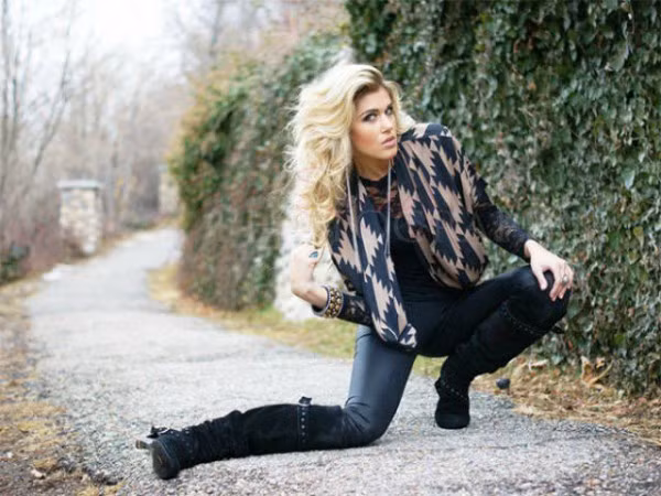 Cách tạo dáng của cô người mẫu tóc vàng xinh đẹp này thực sự khiến người xem ảnh cảm thấy khó chịu. Đôi khi vì dụng ý nghệ thuật riêng của các bộ ảnh mang tính đặc thù, người mẫu phải tạo dáng khác lạ, nhưng với loại ảnh thời trang như trên, cách tạo dáng chẳng giống ai này lại gây phản tác dụng.