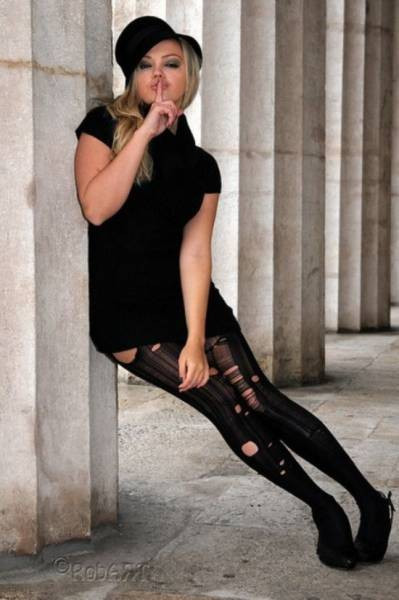 Kiểu tạo dáng "say rượu" của cô người mẫu gợi cảm này khiến bức ảnh có thể bị những người chuyên nghiệp ném ngay vào thùng rác.