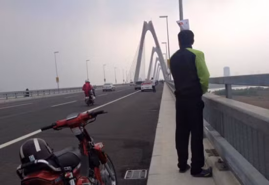 Ngoài trường hợp của anh Anh T., dư luận Việt cũng từng bị sốc trước nhiều bức ảnh chụp các đấng mày râu vô tư "giải quyết" nỗi buồn ở nơi công cộng, tại những địa điểm khang trang, sạch đẹp... phá hoại cảnh quan chung. Điển hình là hình ảnh một người đàn ông đi vệ sinh trên cầu Nhật Tân thời điểm cây cầu này mới được thông xe hơn 1 tháng.