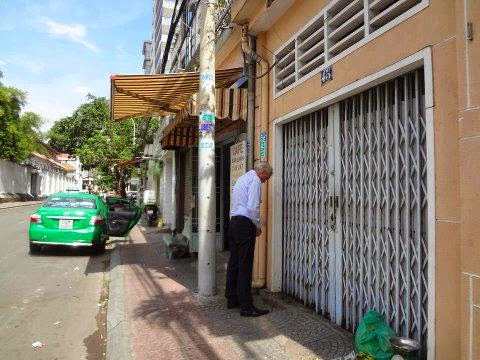 Là thói xấu của một bộ phận người Việt, nhưng không vì thế mà ở nước ta không có những cảnh tượng người nước ngoài tiểu tiện bừa bãi trên đường phố. Ảnh ông Tây rời xe taxi, đứng "tè" bậy trước cửa nhà dân lan truyền trên mạng từ nửa năm trước đã từng khiến cư dân mạng vô cùng phẫn nộ.