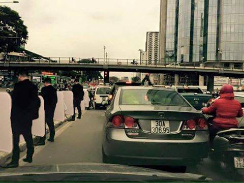 Hành động lỗ mãng và lời tường trình của anh T. khiến nhiều người bức xúc. Tuy nhiên được biết, anh T. chỉ bị cơ quan chức năng phạt 200 nghìn đồng và cũng đã hứa không tái phạm.