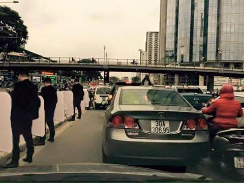 Hành động lỗ mãng và lời tường trình của anh T. khiến nhiều người bức xúc. Tuy nhiên được biết, anh T. chỉ bị cơ quan chức năng phạt 200 nghìn đồng và cũng đã hứa không tái phạm.